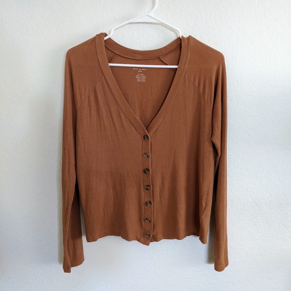 AE Ribbed Button Down Shirt - Picture 2 of 4